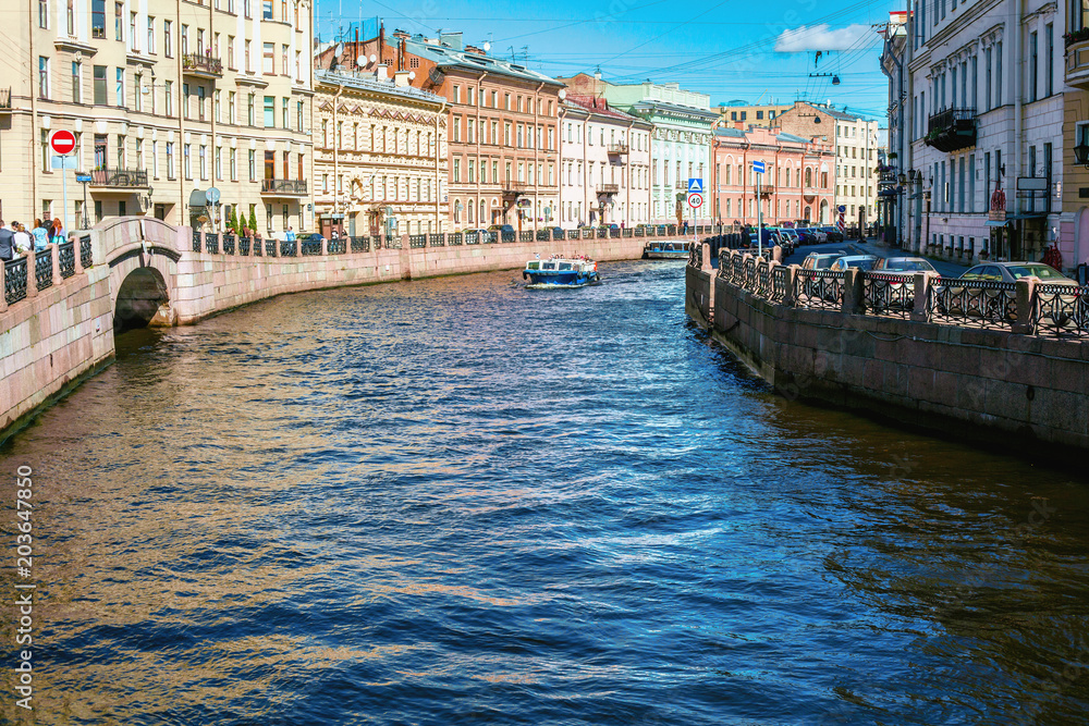 Obraz premium Moika river in the Central part of St. Petersburg on a Sunny summer day