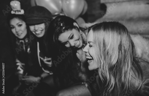 Grupa dziewcząt z okazji i zabawy w klubie. Pojęcie o nocach kobiet