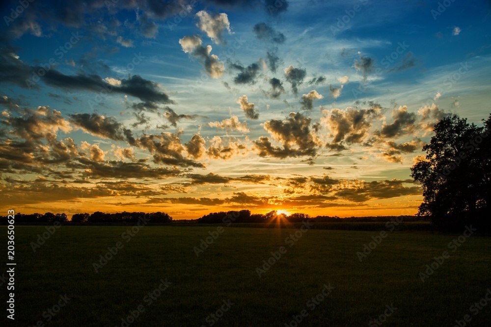Sonnenuntergang mit Wolkenhimmel Sonnenuntergang mit Wolkenhimmel