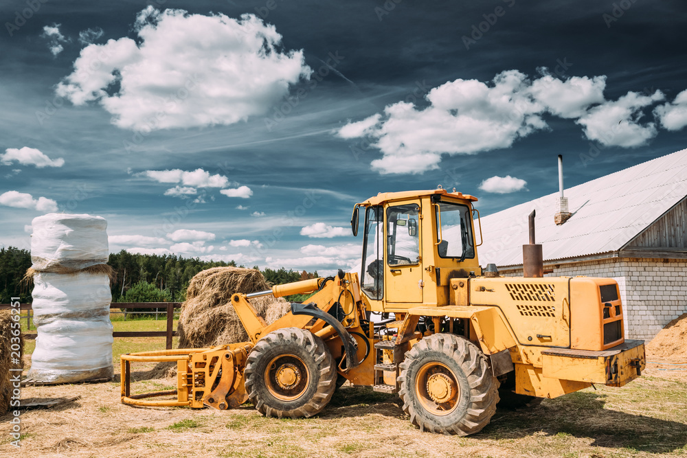 Multipurpose Wheel Loader Carry Out Works In Transportation Of Hay