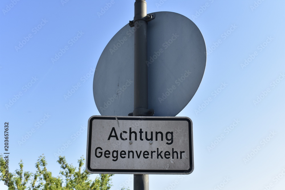 Schild Achtung Gegenverkehr