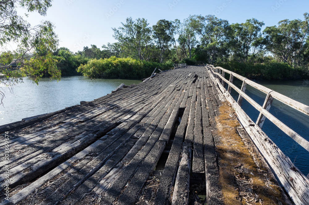 Fototapeta premium Historic Chinamans Bridge over the Goulburn River near Nagambie in Australia.
