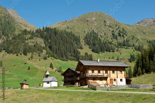 Bauernhof und Kapelle im Villgratental
