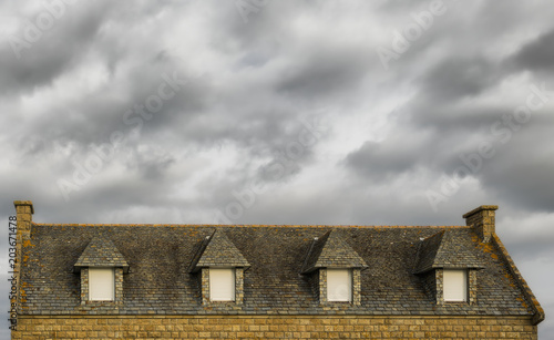 Modernes Schieferdach mit Dacheindeckung aus Naturschiefer - Modern slate roof with natural slate roofing 