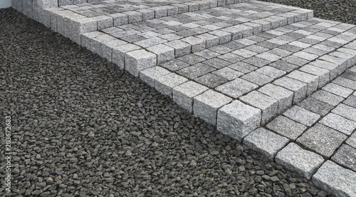 Fototapeta Płaskie schody zewnętrzne Schody ogrodowe z kostki naturalnej i kostki betonowej