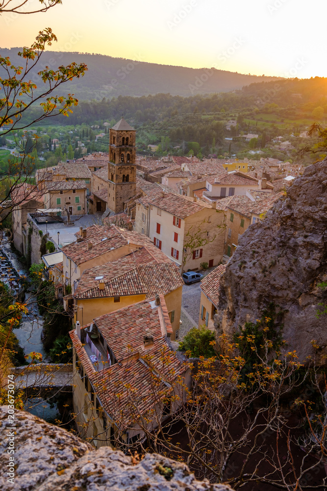 Vue panoramique depuis la hauteur du village de Moustiers Saine-Marie. Alpes de Haute Provence. France. Coucher de soleil. Photo verticale.