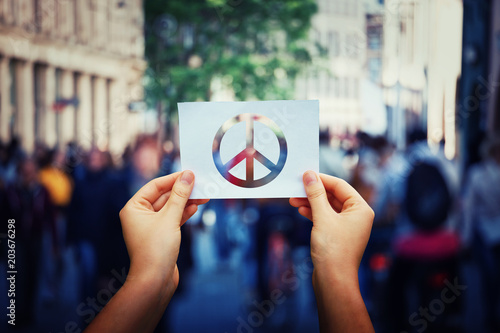 Foto holding peace symbol