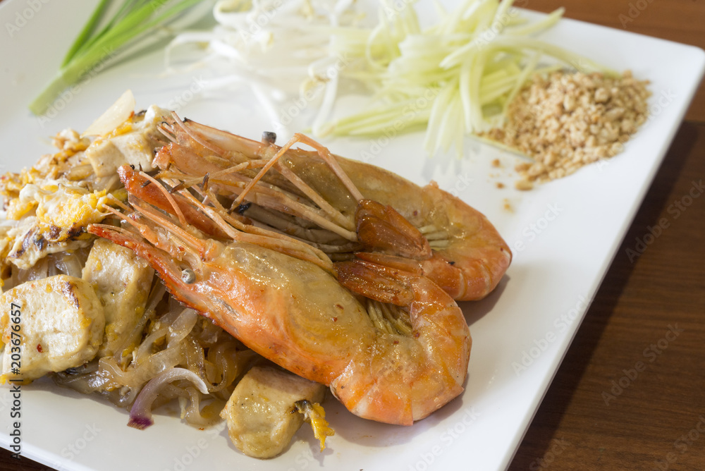 Thai noodle with shrimp (PAD THAI NOODLES) Thai noodle with shrimp (PAD THAI NOODLES)
