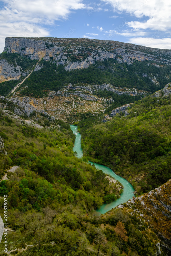 Vue panoramique sur les Gorges du Verdon depuis le Point Sublime, Alpes de Haute Provence, France. Printemps. Photo verticale. 