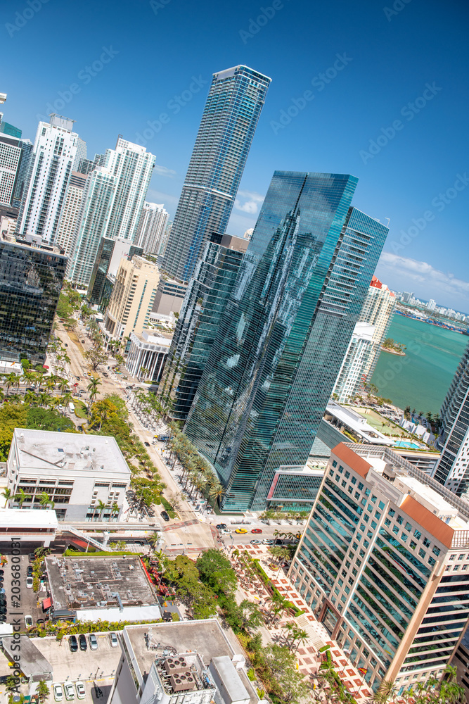 Obraz Niesamowita śródmieścia Miami linia horyzontu na pięknym dniu, widok od miasta dachu