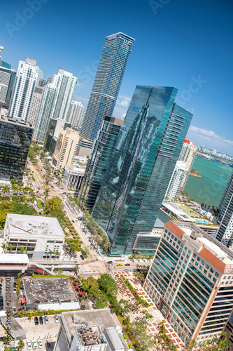 Obraz na płótnie Niesamowita śródmieścia Miami linia horyzontu na pięknym dniu, widok od miasta dachu