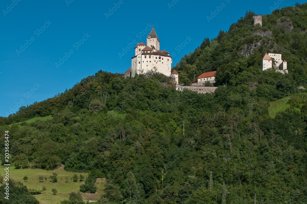Fototapeta premium Trostburg im Eisacktal in Südtirol