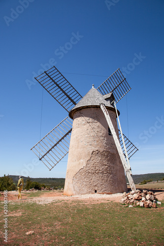 Femme au pied d'un moulin à vent