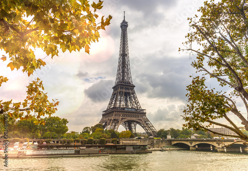 La Tour Eiffel sur les bords de la Seine à Paris, France