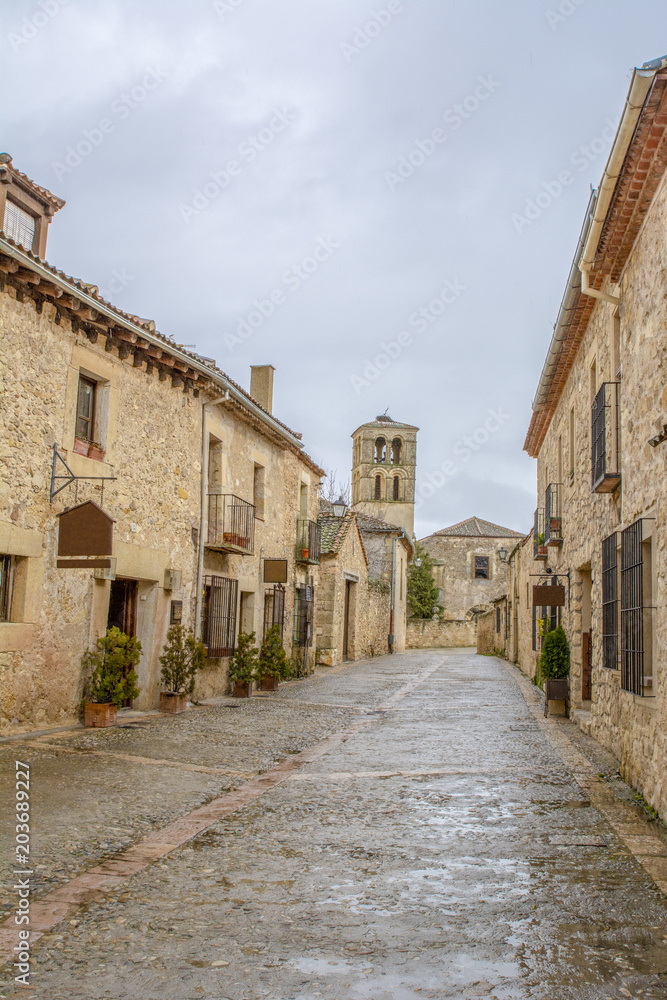 Una calle de la villa medieval de Pedraza en Segovia