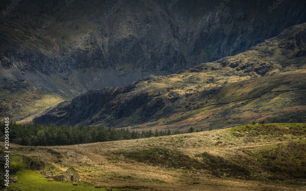 Obraz premium Welsh Mountain Scene in Dappled Light.