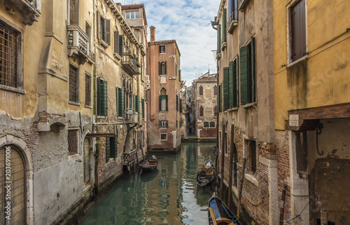 Canal in Venice © enolabrain