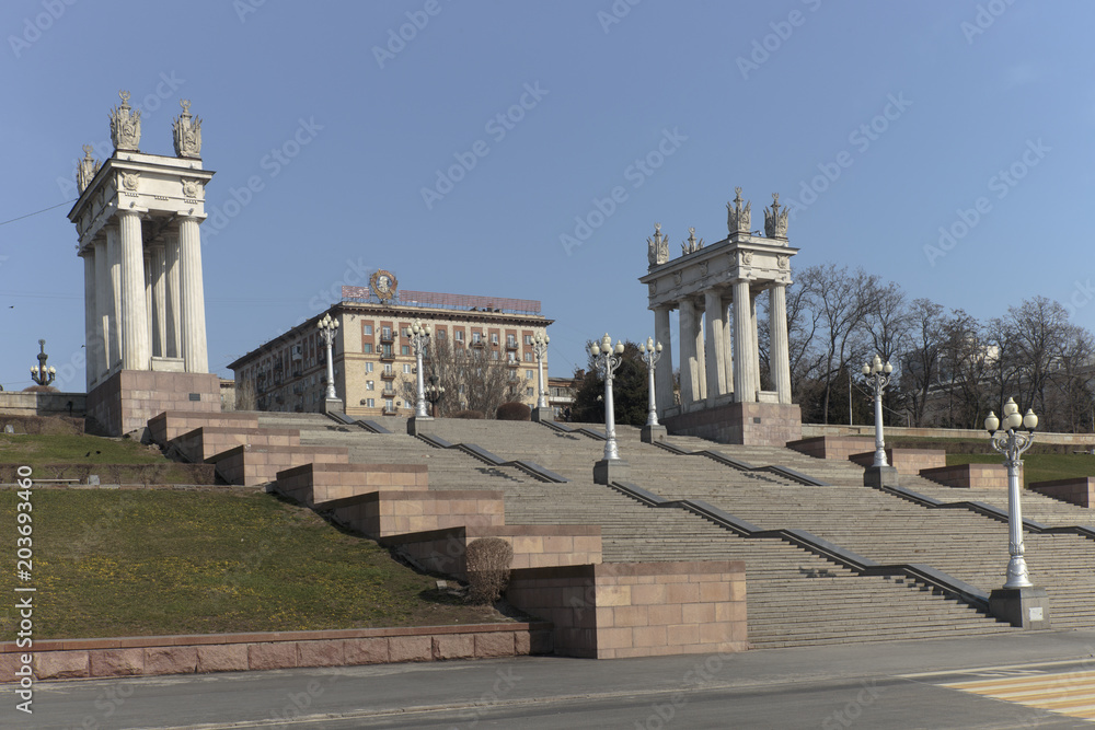 Obraz premium Volgograd, Russia, architectural ensemble of the Central embankment, in the early spring morning.