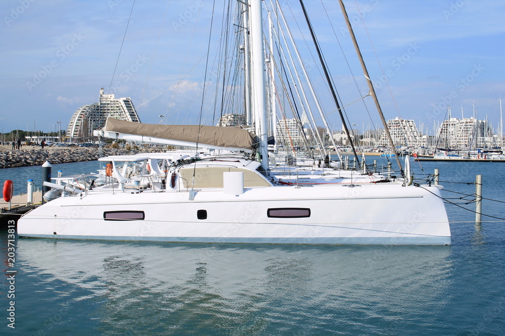 Fototapeta premium La grande Motte, Station balnéaire et port de plaisance à proximité de Montpellier 