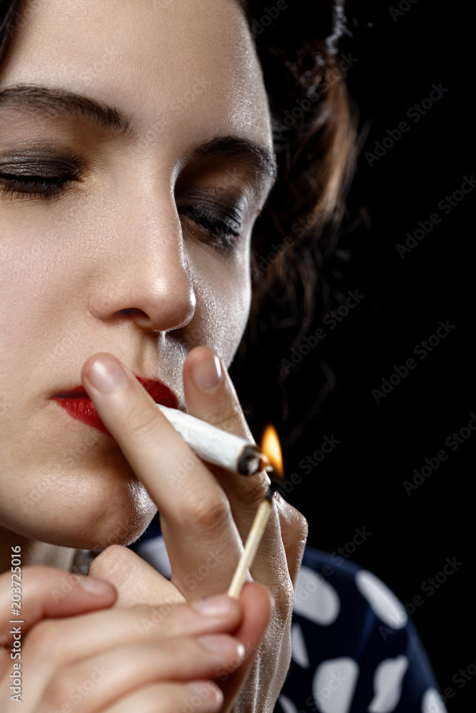 Obraz premium woman smoking joint