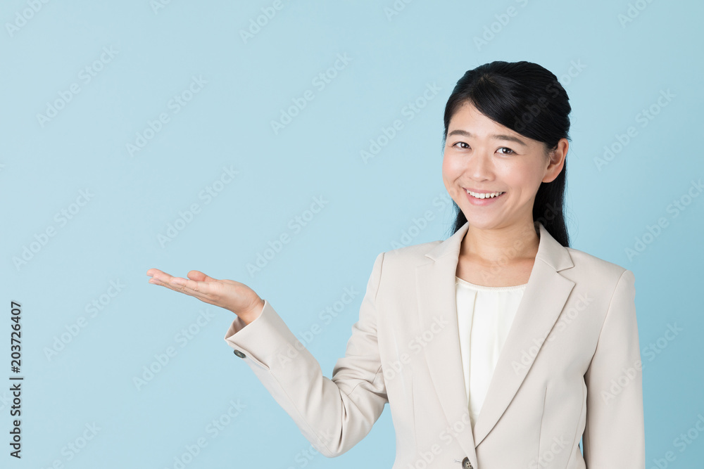 ビジネスウーマン　ブルーバック