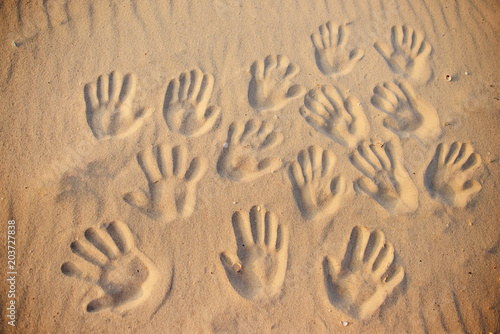 Obraz na płótnie lots of hand prints on the sand w salonie