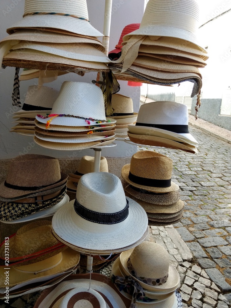 Souvenir Shopping auf den Straßen von Lagos, Portugal