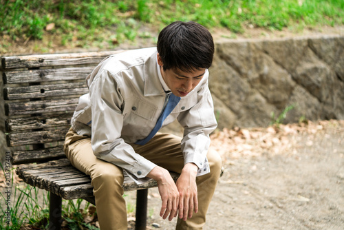 座って考える男性