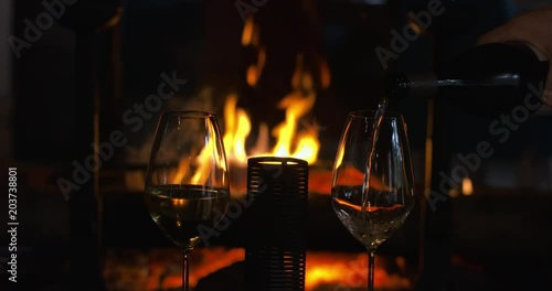 verre de vin avec feu de cheminée en arrière-plan