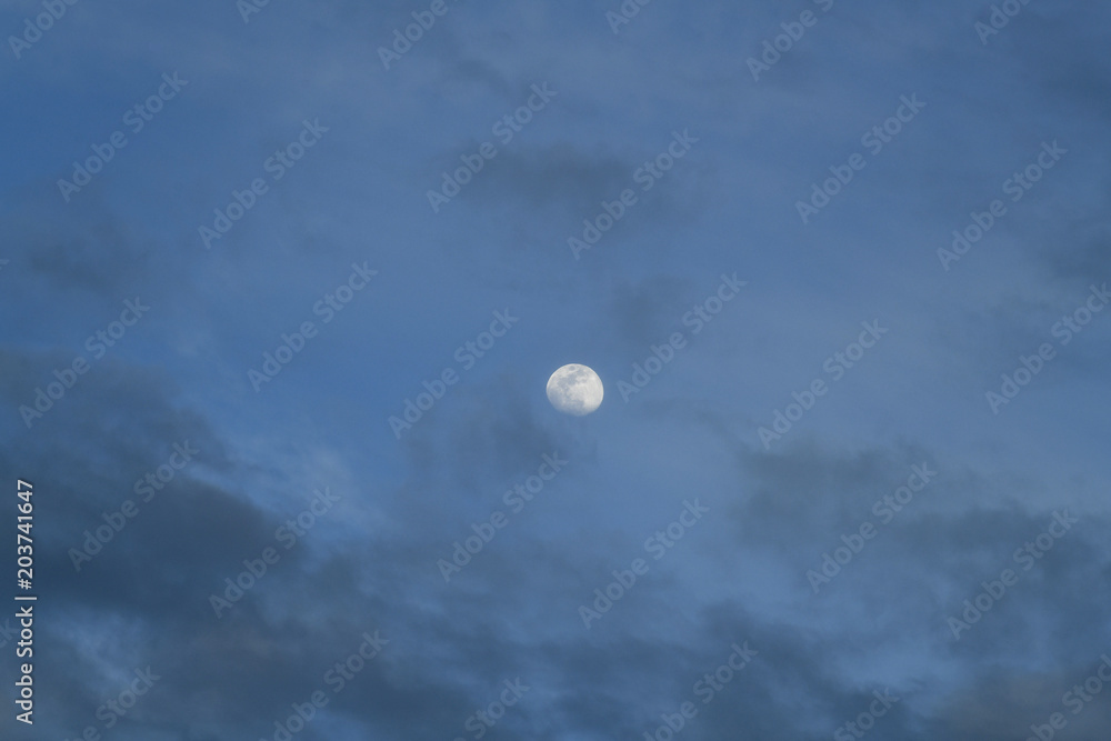 青空と月と雲