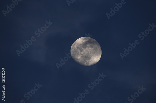 月を横切る雲