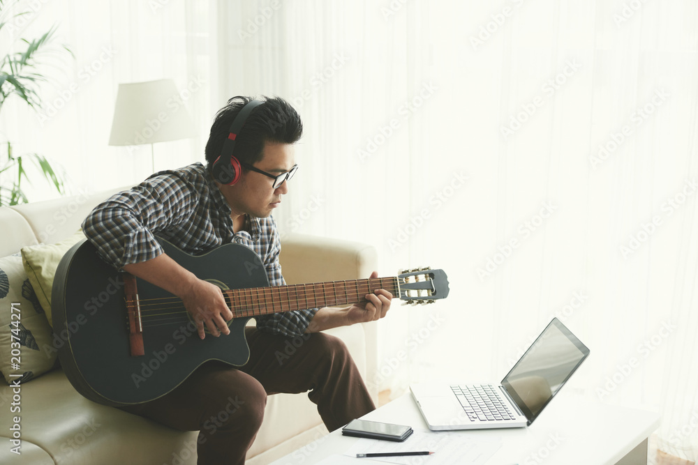 Obraz premium Playing guitar