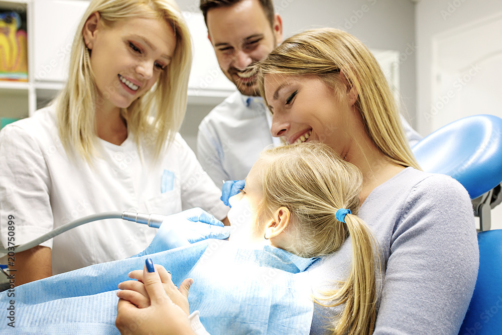 Obraz premium Family in dental office
