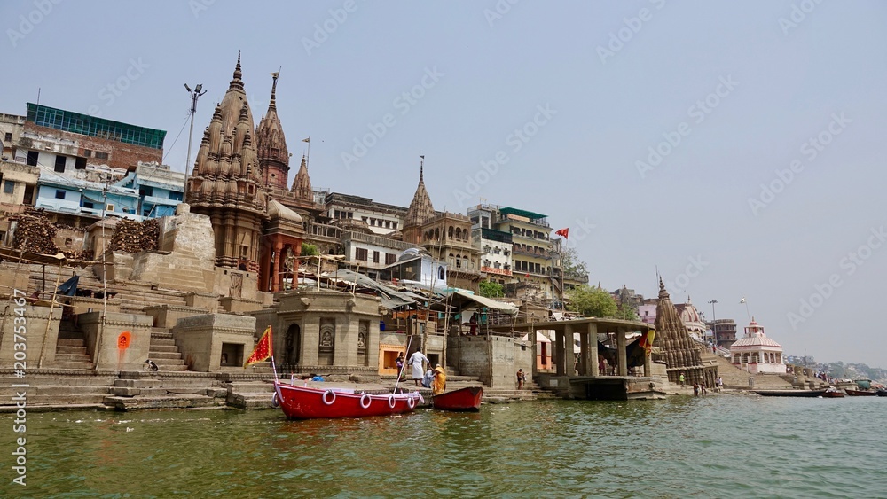 Boote, Schiffe im Ganges bei Varanasi, Indien 