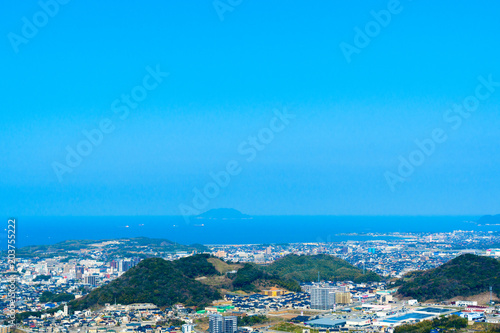 下関市街地と日本海