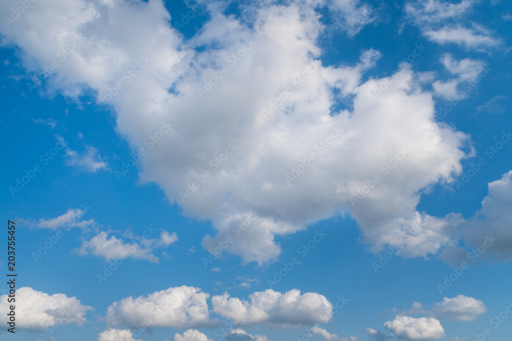 春の青空と白い雲２