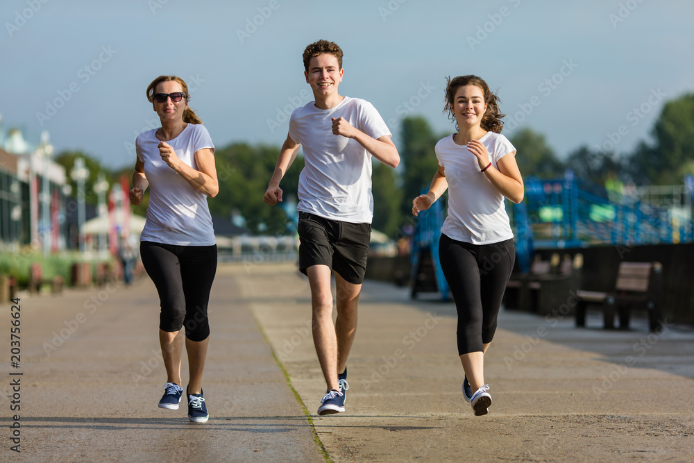 Naklejka premium People running in city park