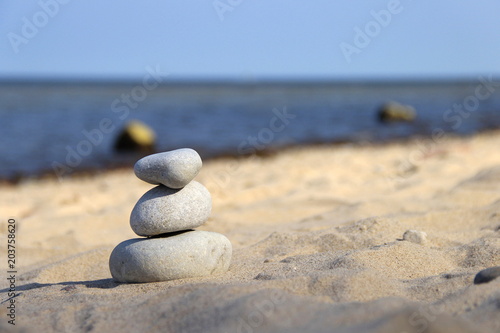 drei Steine in Balance am Strand