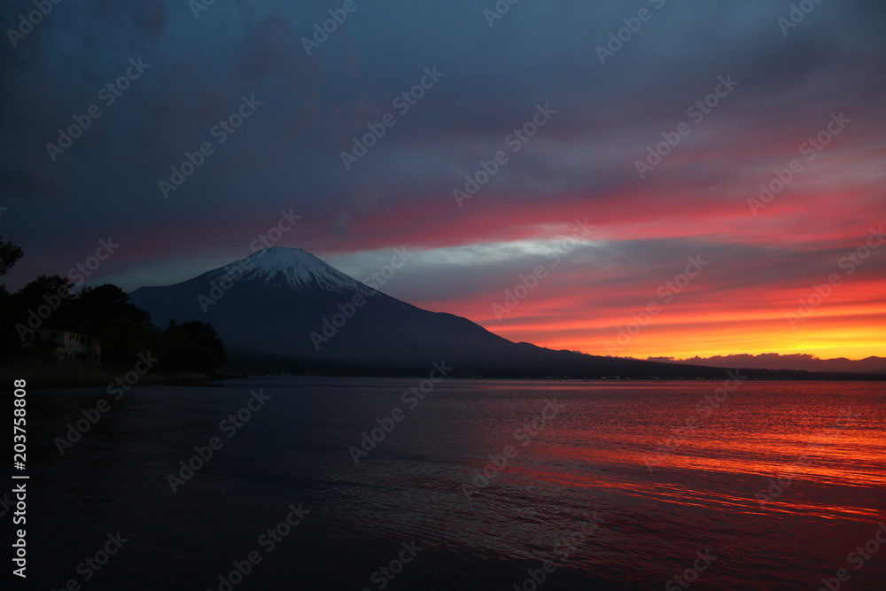 夕日に浮かぶ富士山と山中湖