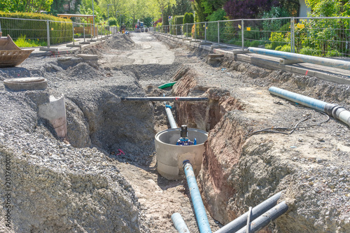 Auswechseln der Wasserleitung im Wohngebiet photo