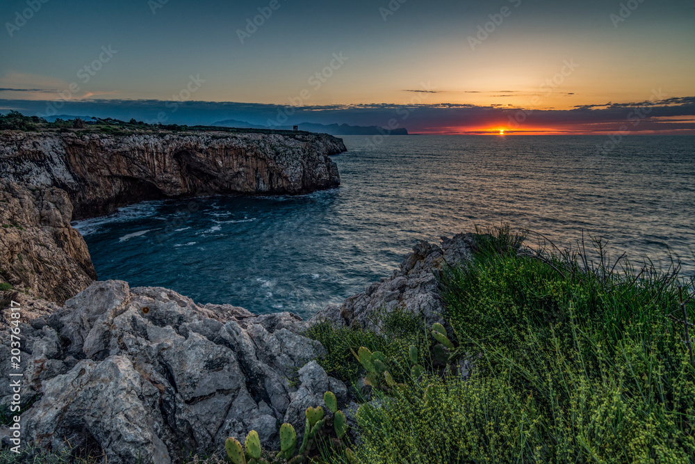 Vista panoramica sulle coste Siciliane al crepuscolo dalla riserva naturale di Capo Rama, provincia di Palermo IT	