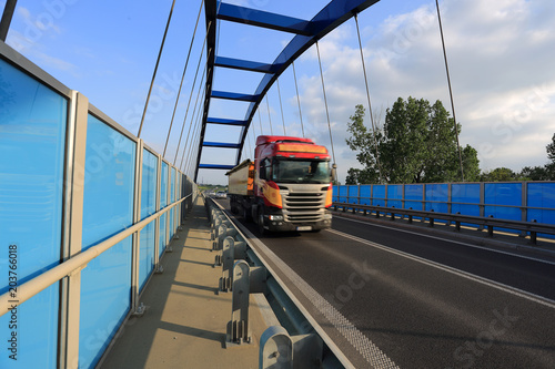 Samochód ciężarowy w ruchu na nowoczesnym moście wuszącym, obwodnica Czarnowąs.