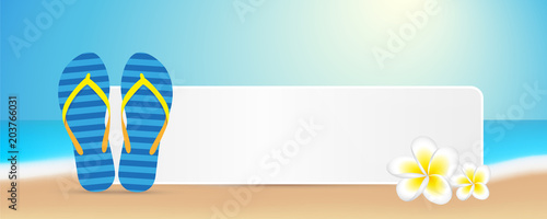 weißes unbeschriftetes banner am strand mit blauen flipflops und frangipani blüten