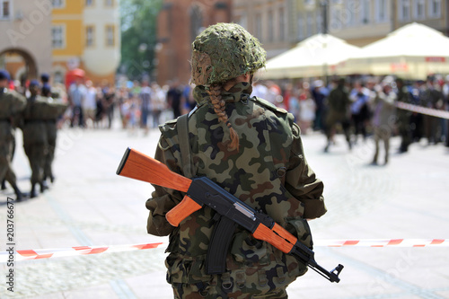 Żołnierze Wojska Polskiego z bronią długą na plecach na rynku w Opolu.