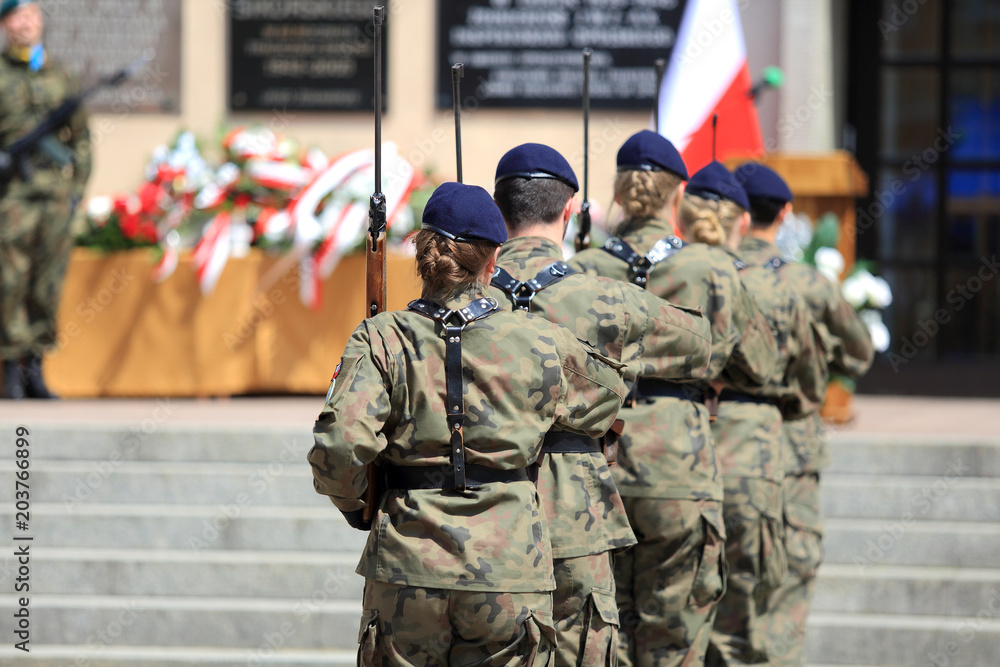 Obraz premium Żołnierze Wojska Polskiego w czasie musztry paradnej na rynku w Opolu.
