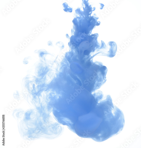 Tinta de color azul diluyendose en agua