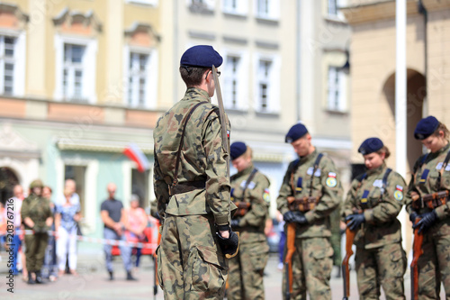 Żołnierze Wojska Polskiego w czasie musztry paradnej na rynku w Opolu.