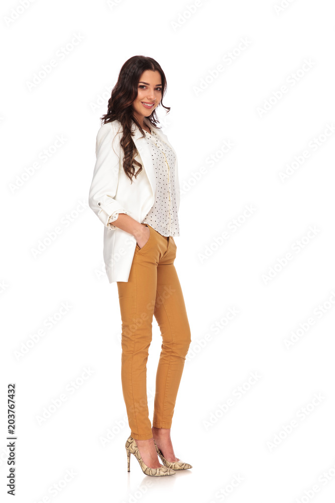 Fototapeta premium side view of attractive relaxed businesswoman standing
