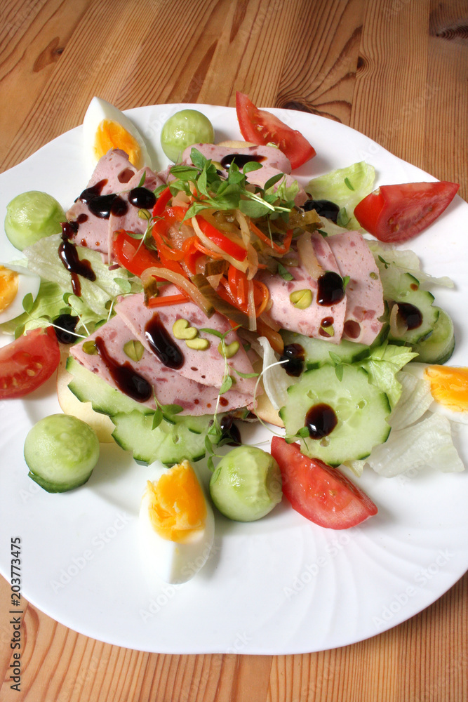 Bunter Salat mit Zungenmortadella auf Bauernbrot Bunter Salat mit Zungenmortadella auf Bauernbrot