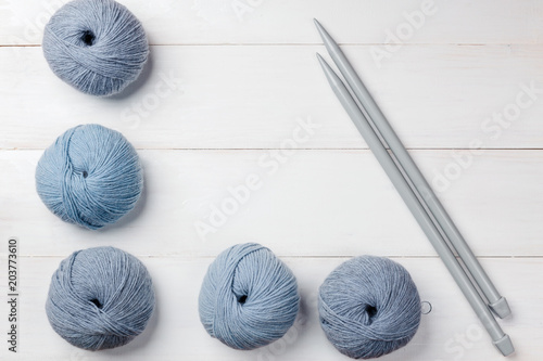 Tableau sur toile Wool skeins of thread on white boards